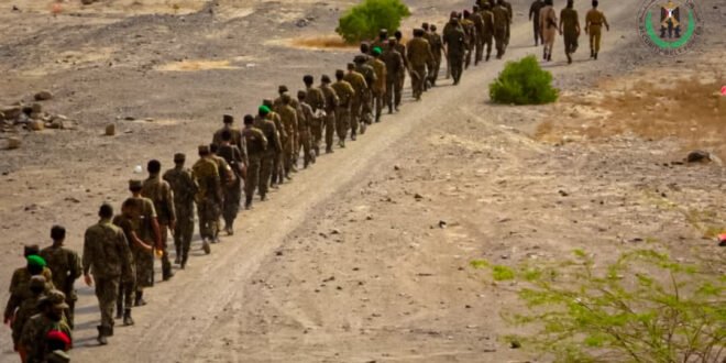 قوات التدخل السريع بالحزام الأمني تنفذ مسيرا عسكريا بأبين