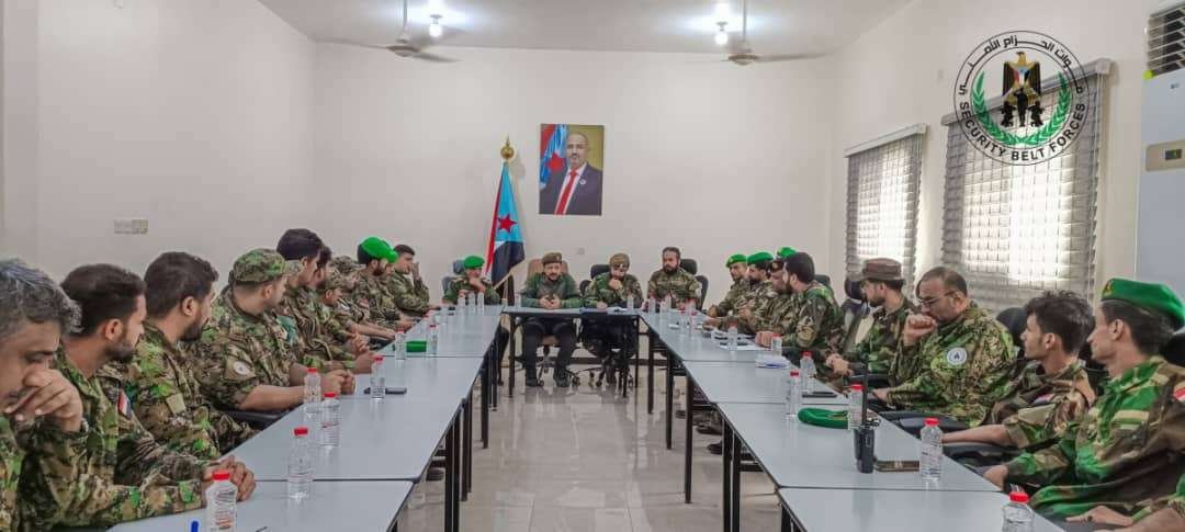العقيد السرحي يترأس اجتماعاً بقيادات عمليات الحزام الأمني بالعاصمة عدن