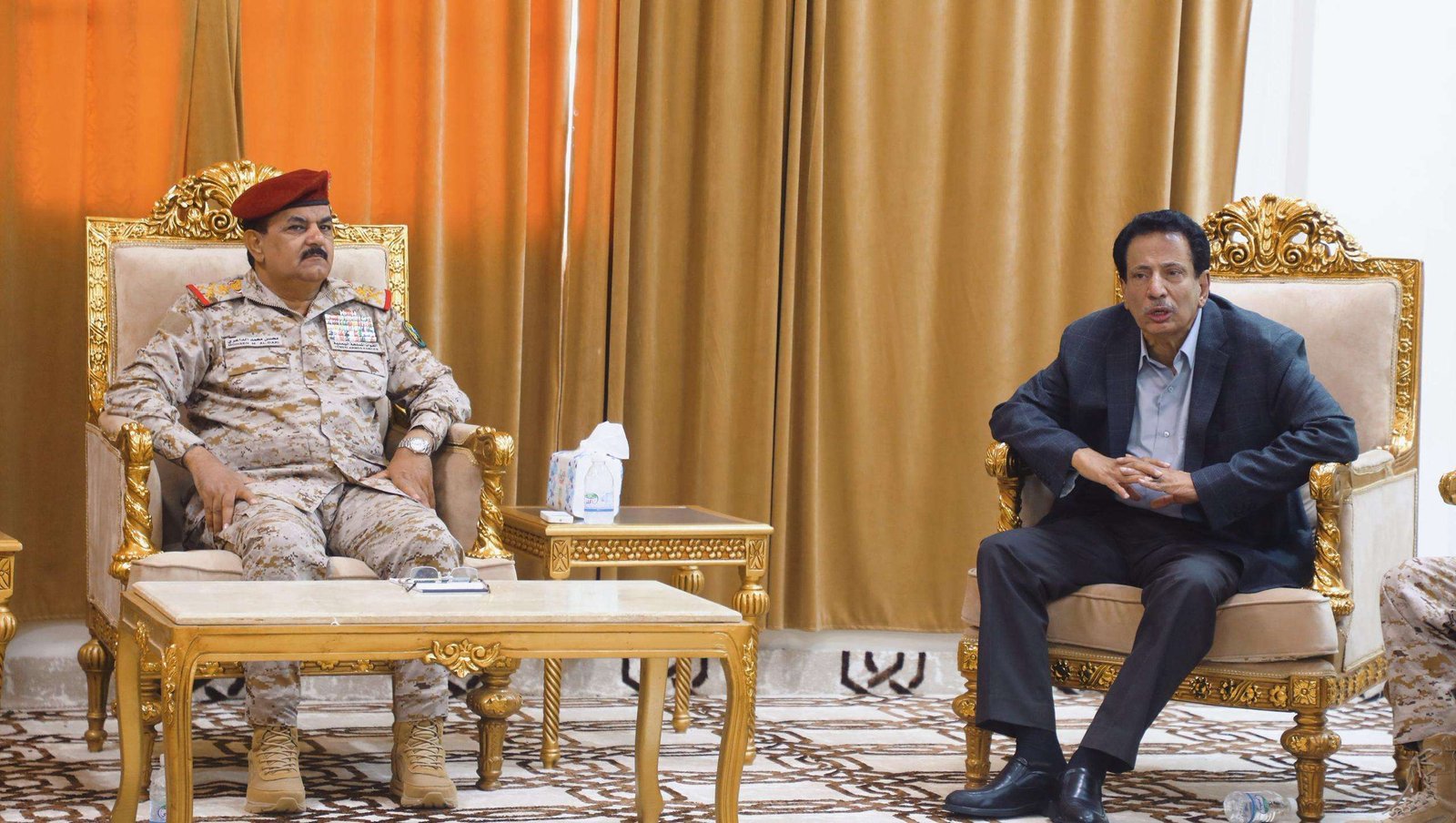 وزير الدفاع يشيد بجهود الاجهزة الأمنية والعسكرية بمحافظة المهرة وزير الدفاع يشيد بجهود الاجهزة الأمنية والعسكرية بمحافظة المهرة