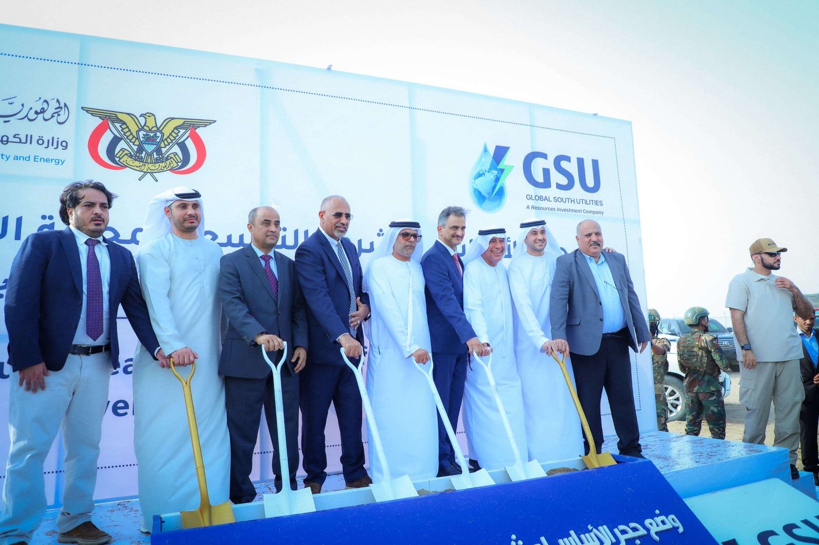 الرئيس الزُبيدي يدشّن المرحلة الثانية من مشروع محطة الطاقة الشمسية بالعاصمة عدن