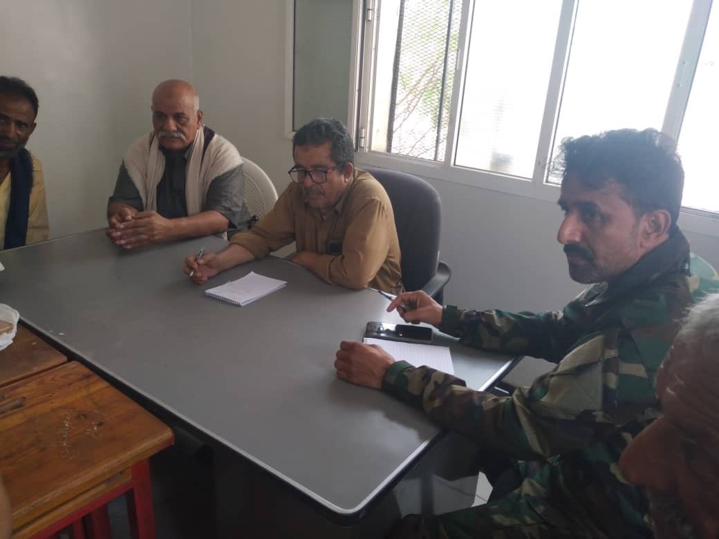 إجتماع مشترك للسلطة المحلية والأجهزة الأمنية في مديرية لودر يقر أعتماد التسعيرة الجديدة للمشتقات النفطية ويتوعد المخالفين بعقوبات صارمة