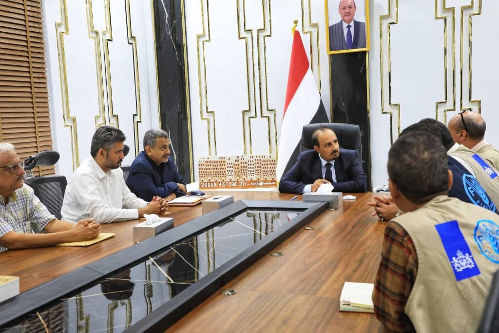 محافظ حضرموت يطلع على مخرجات ورشة عمل “مشروع تحسين الإدارة المتكاملة لمستجمعات المياه لحوض وادي حجر”