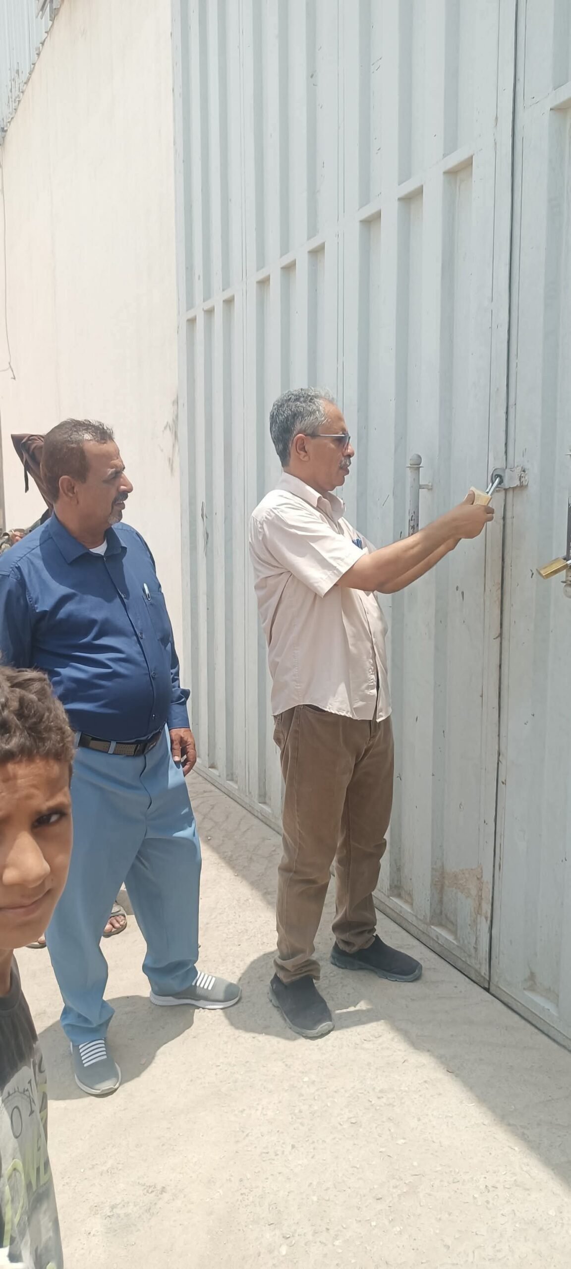 إغلاق مستودعات بضائع هائل سعيد أنعم في عاصمة محافظة شبوة عتق