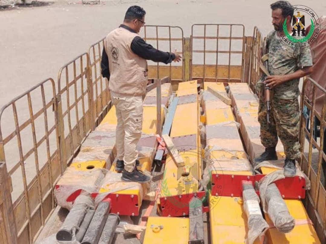 لحج.. قوات الحزام الأمني تضبط رافعات مخصصة لإنزال حاويات السفن كانت في طريقها إلى الحديدة