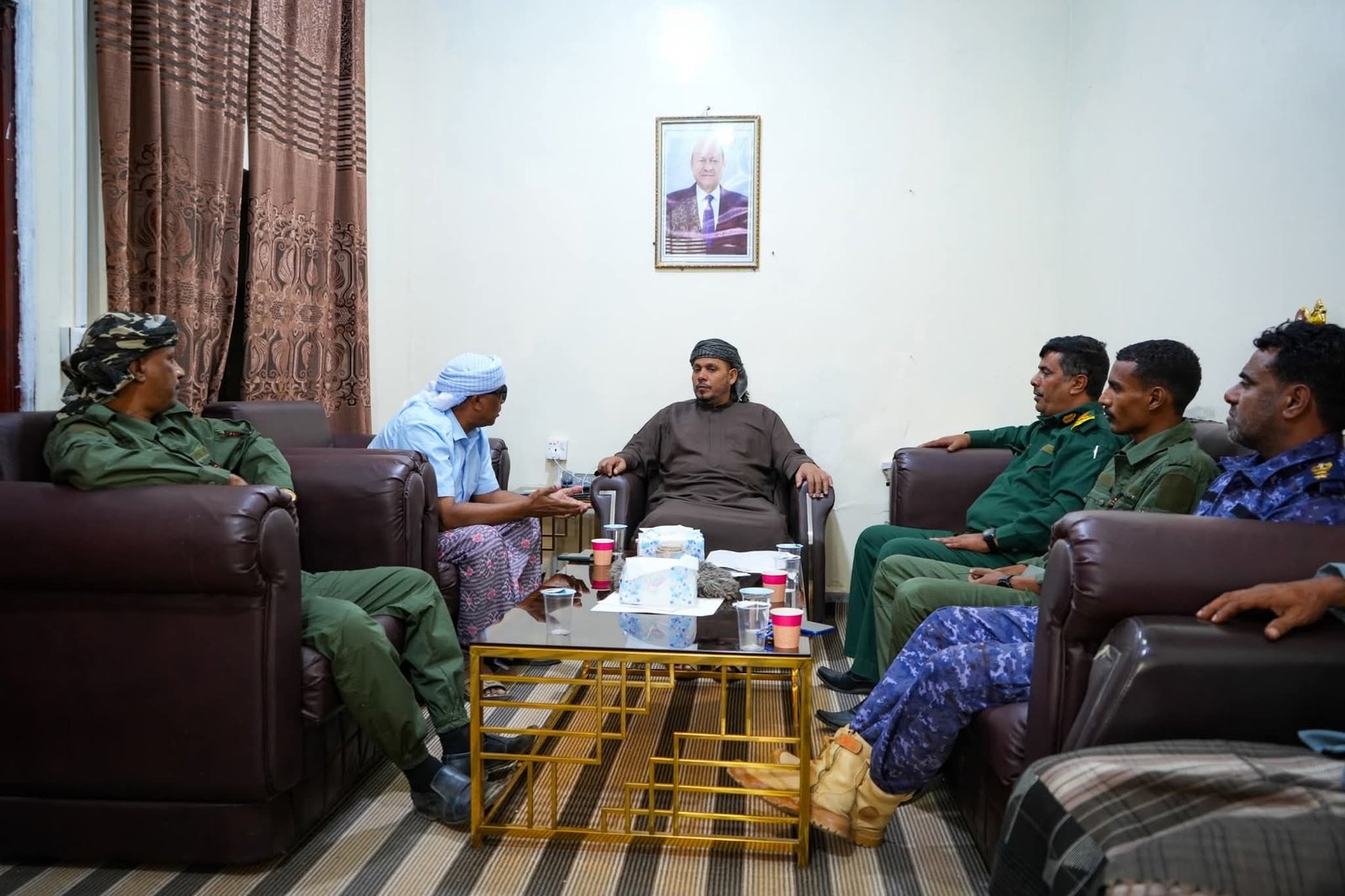 محافظ سقطرى يناقش مع قيادة الشرطة جهود ضبط الأسعار ومراقبة الأسواق