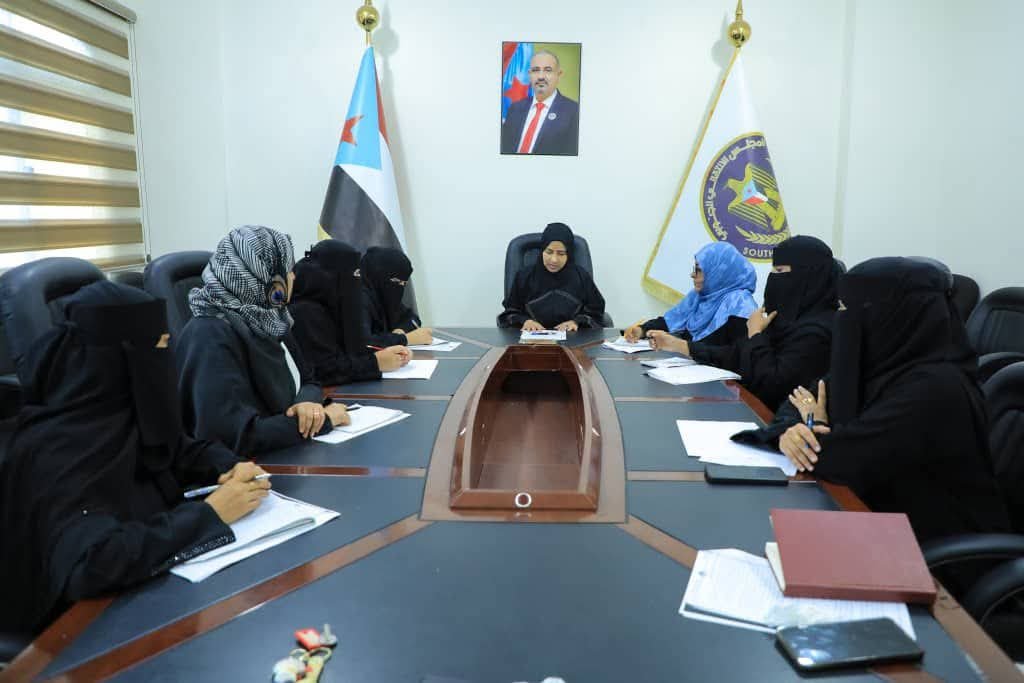 هيئة المرأة تناقش مستوى تنفيذ الإدارات والأقسام للمهام