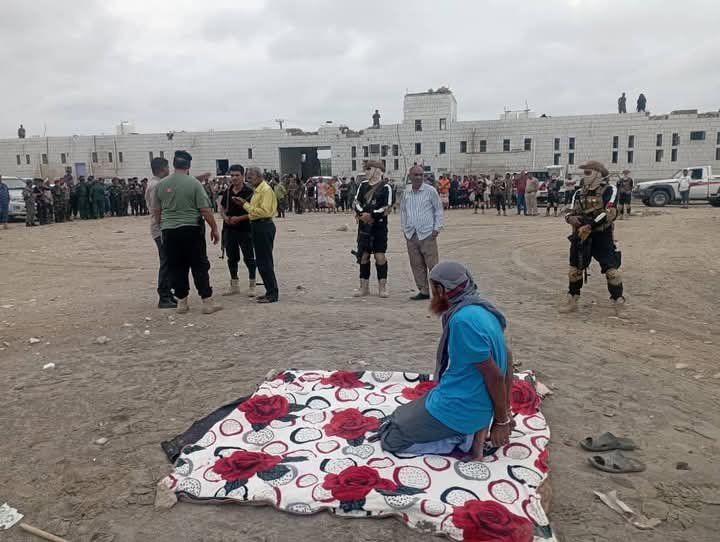 أبين: تنفيذ حكم الأعدام بحق المجرم “امبو” المتهم بجريمة أغتصاب وقتل طفل في جعار قبل سنوات