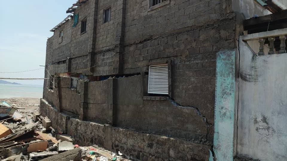 تضرر عشرات المنازل في منطقة فقم غرب عدن جراء السيول والأمطار الغزيرة