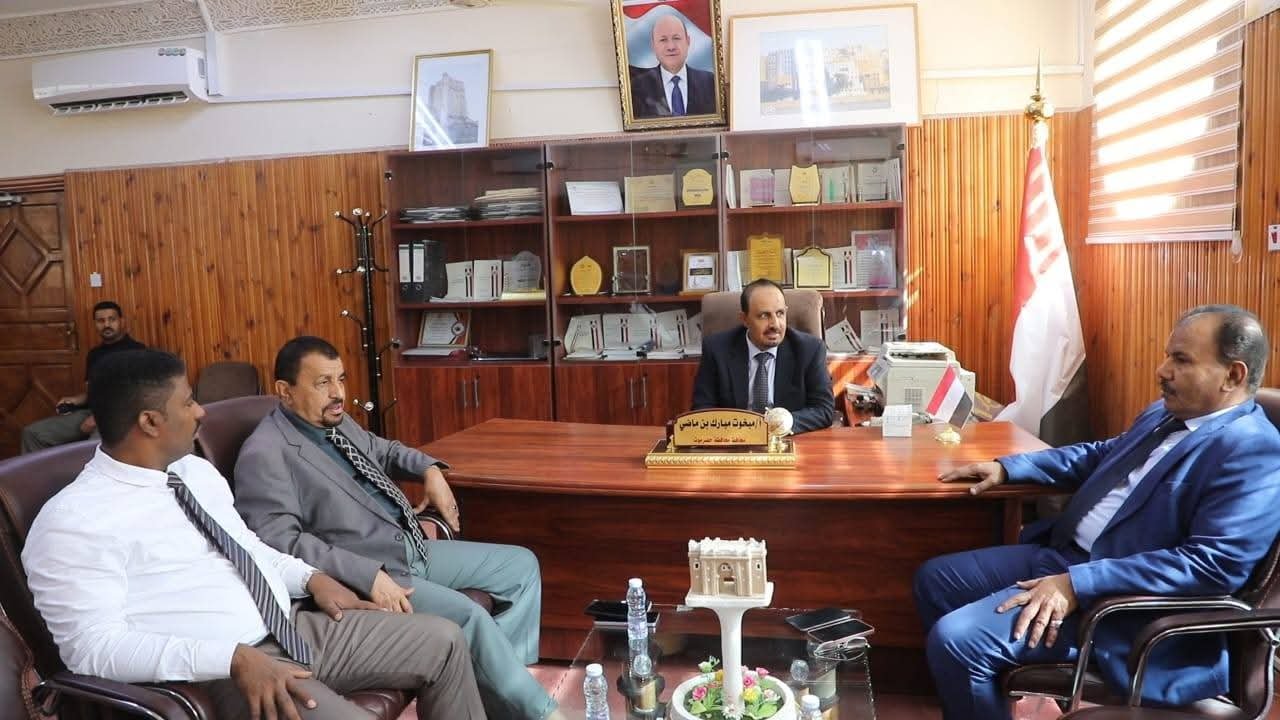 محافظ حضرموت يتفقد سير العمل في مجمع الدوائر الحكومية بسيئون ويناقش احتياجات المواطنين