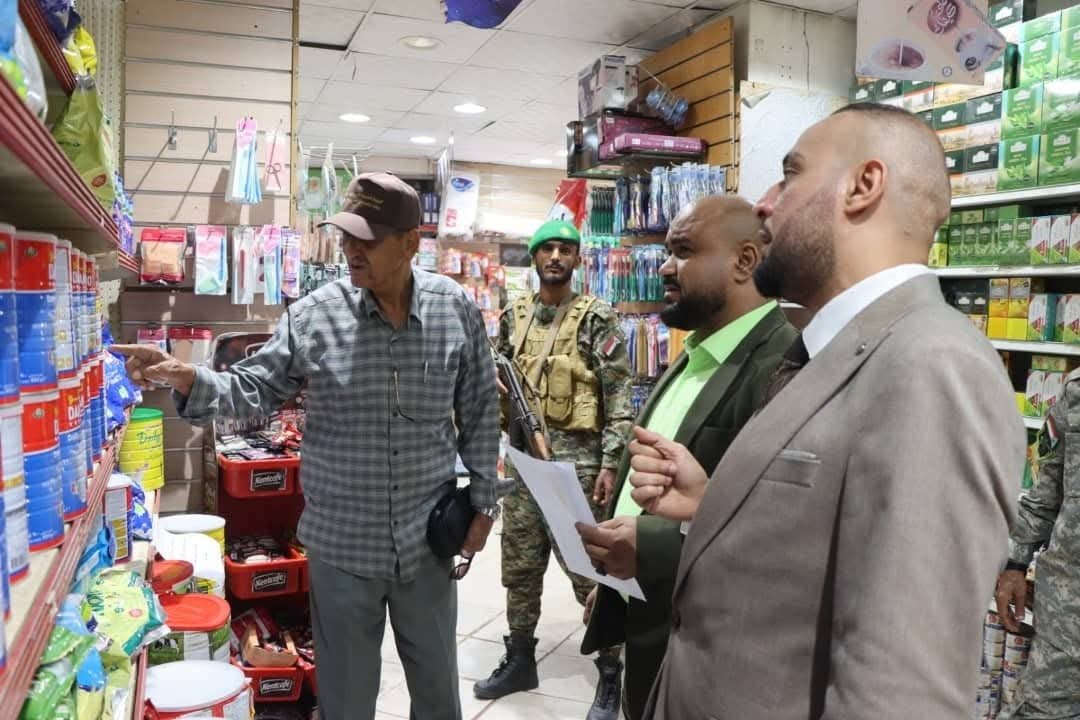 لجنة مراقبة الأسعار بالعاصمة عدن تدشن نزولاً ميدانياً وتغلق مخازن وسوق خضار لمخالفة التسعيرة