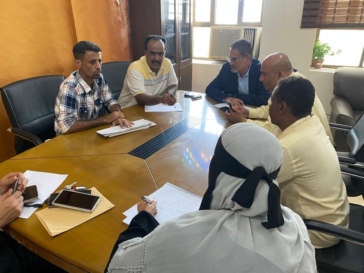 الزهري يبحث مع مؤسسة المياه آليات شفط مياه الأمطار وفتح سدات الصرف بخورمكسر