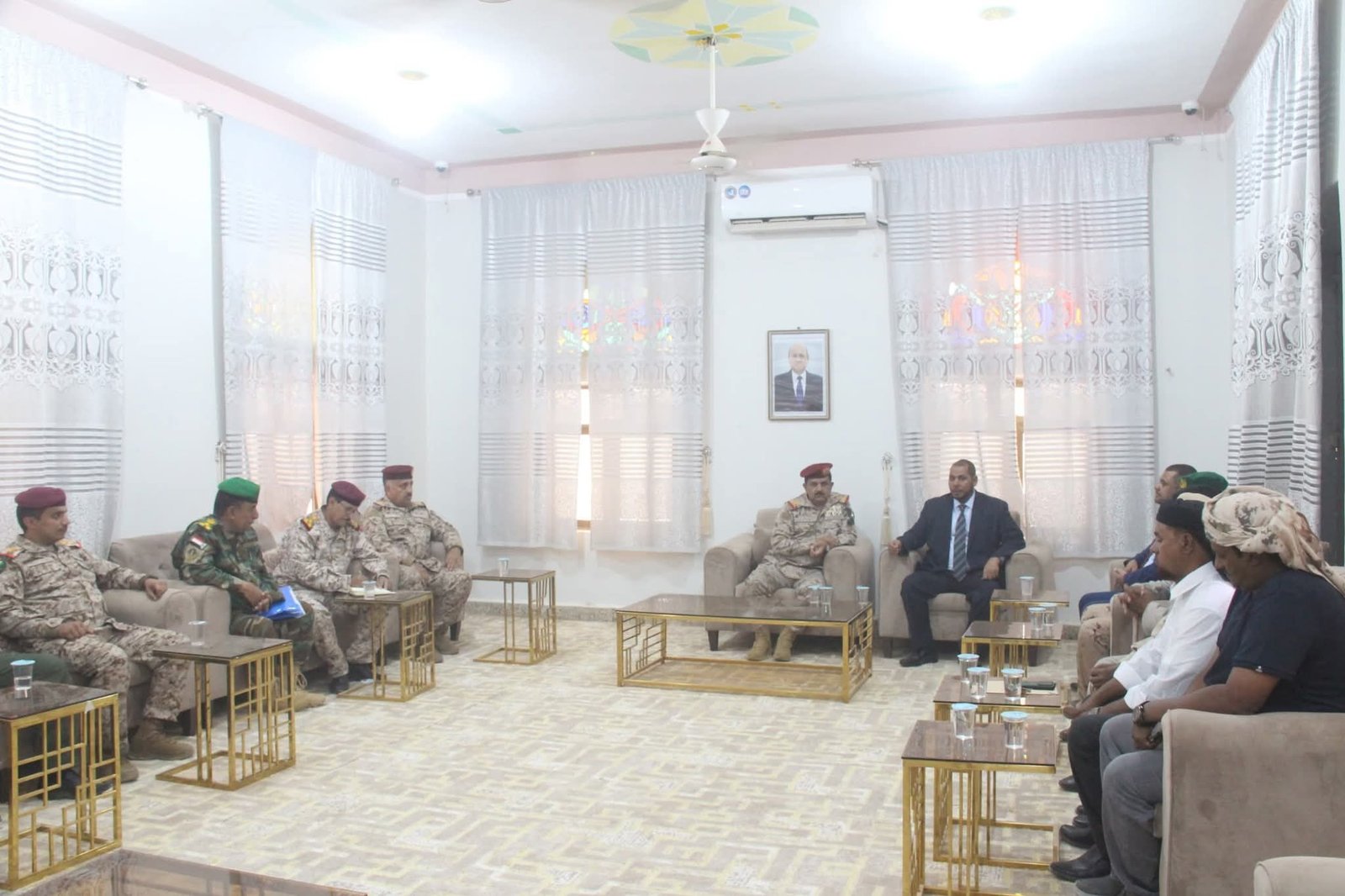 وزير الدفاع يترأس اجتماعاً للجنة الأمنية في محافظة سقطرى