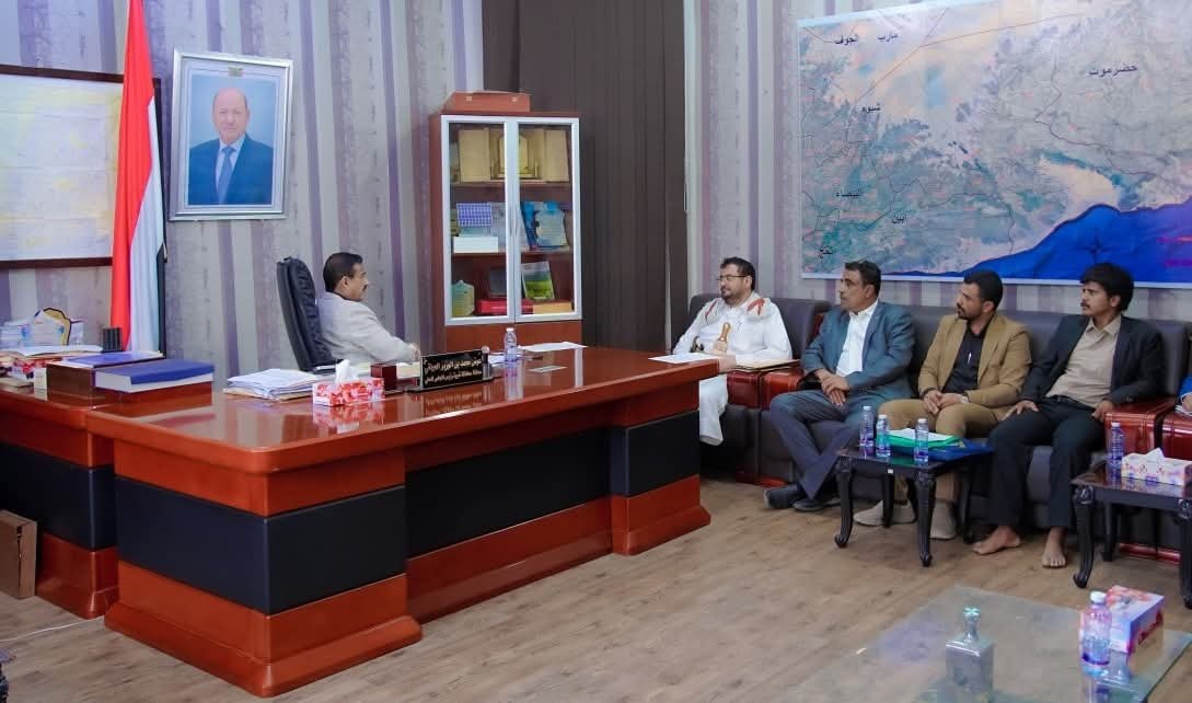 المحافظ بن الوزير يناقش مع مؤسسة الكهرباء والسلطة المحلية أوضاع كهرباء عسيلان