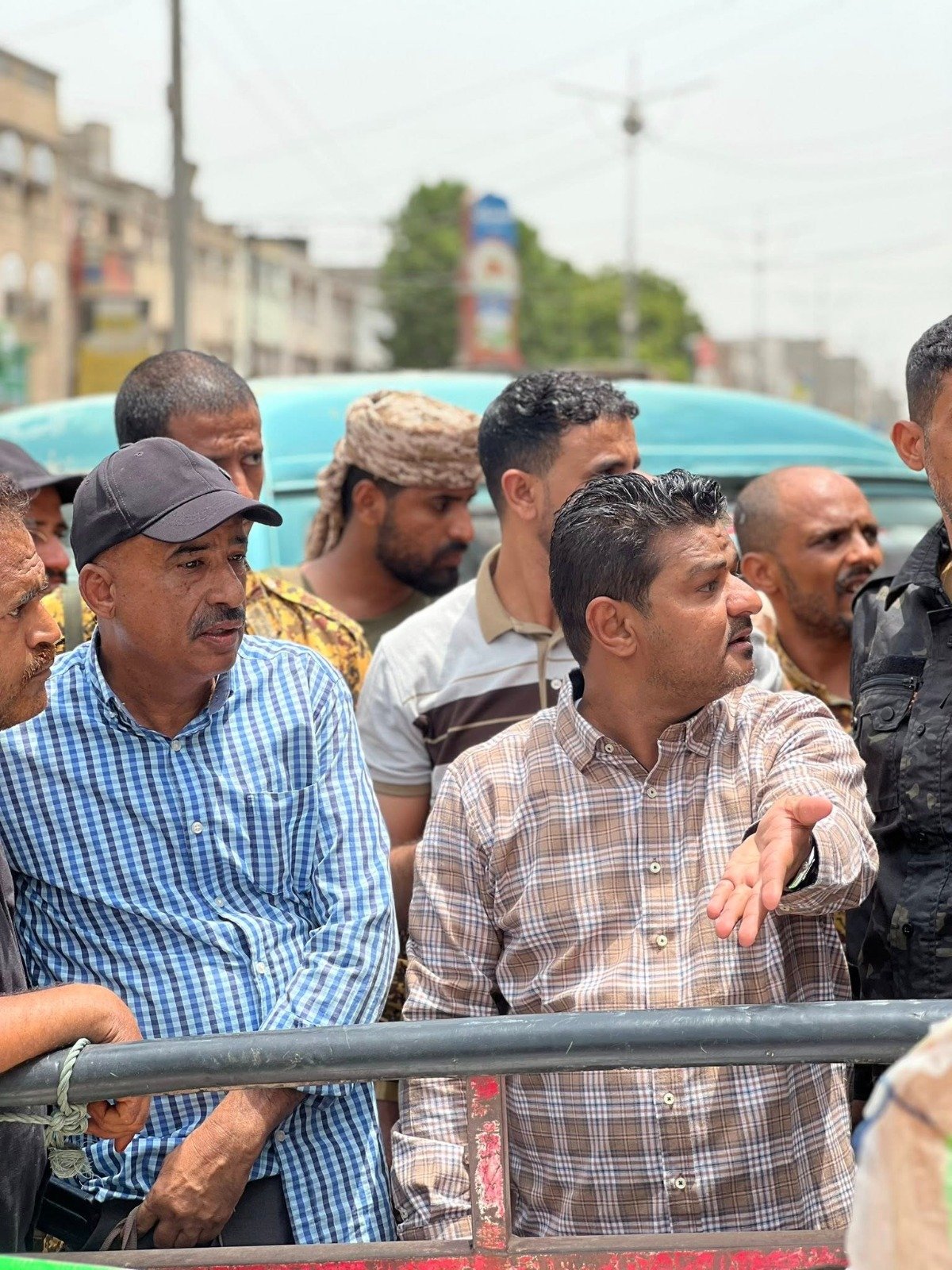 مدير عام مديرية الشيخ عثمان يغلق عددًا من المحلات التجارية التابعة لكبار التجار المستوردين في السيلة