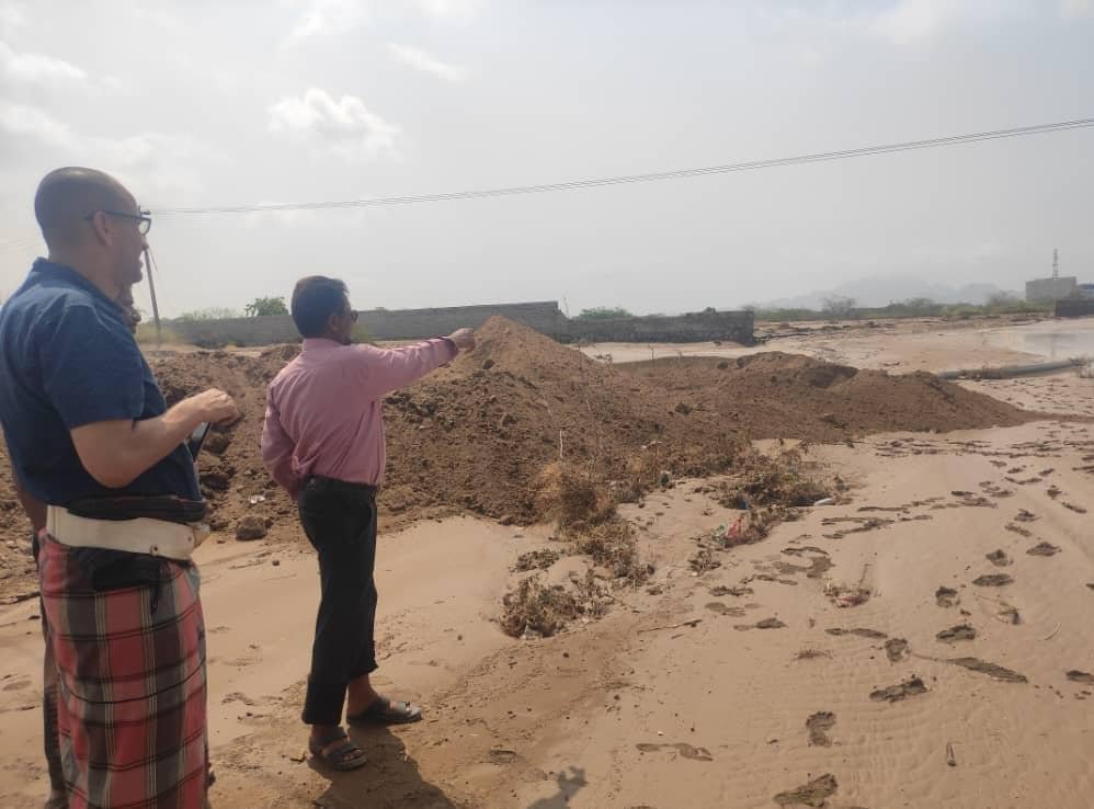 مدير مياه عدن يتفقد أعمال إصلاح الخط الرئيسي المتضرر من السيول