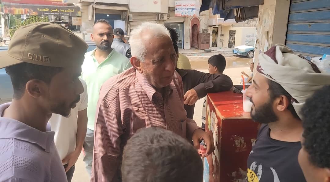 مكتب صناعة المنصورة يواصل حملته الرقابية لضبط الأسعار ويغلق عدد من المحلات المخالفة