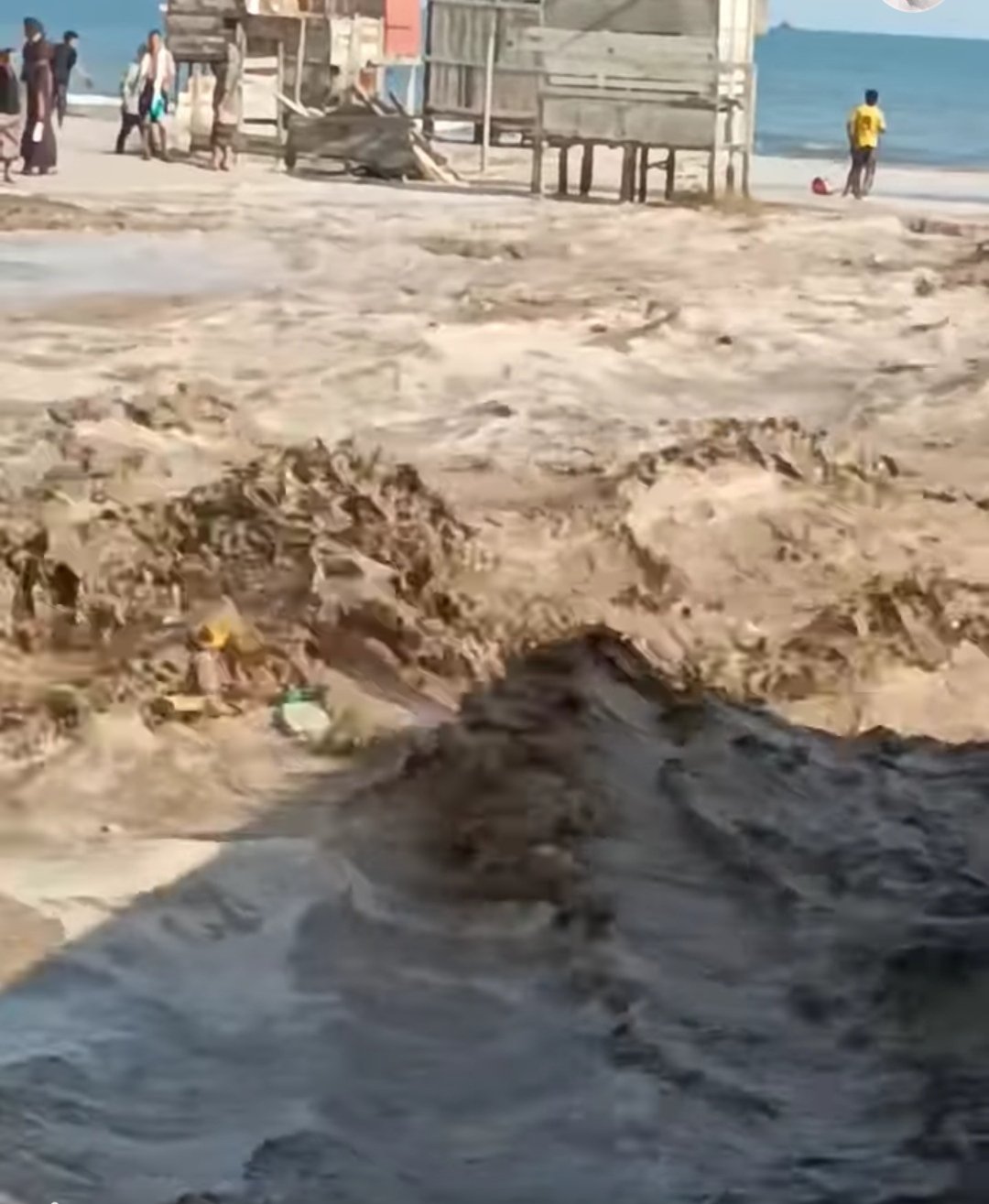 السيول القادمة من لحج تصل عدن وتقطع الطريق الرابط بين المنصورة والبريقة