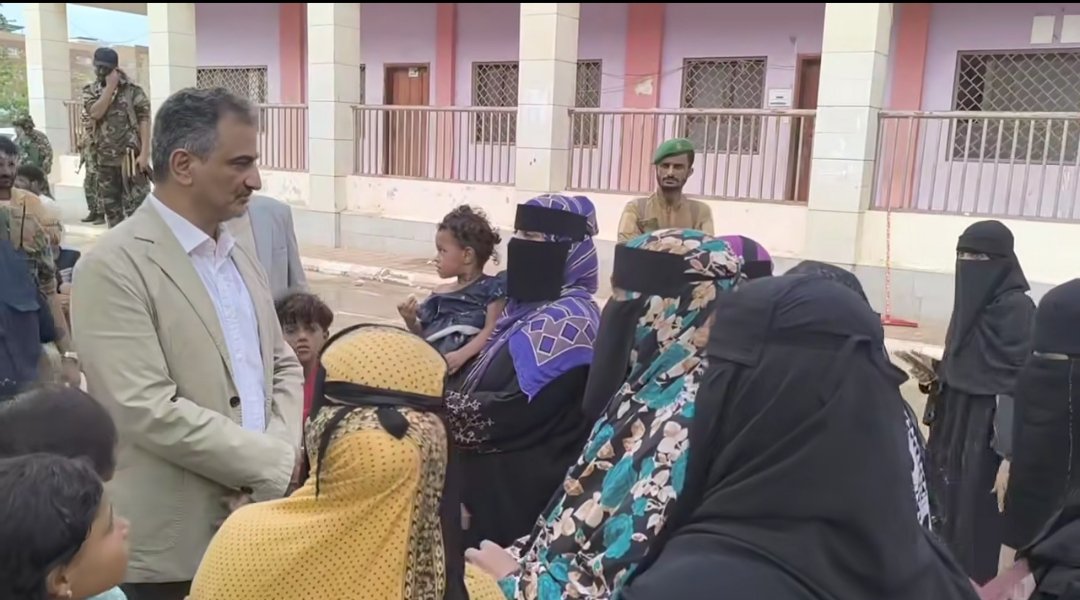 محافظ عدن يتفقد الأضرار الناجمة عن سيول الحسوة بالبريقة
