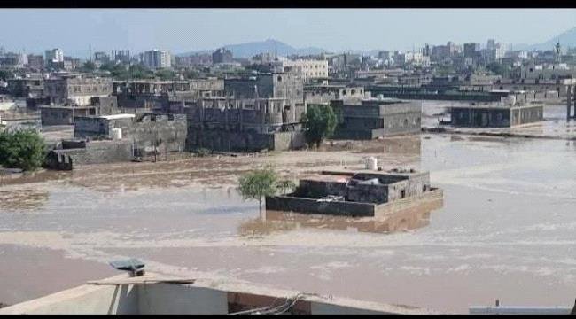 السيول تحاصر عدداً من المنازل في الحسوة