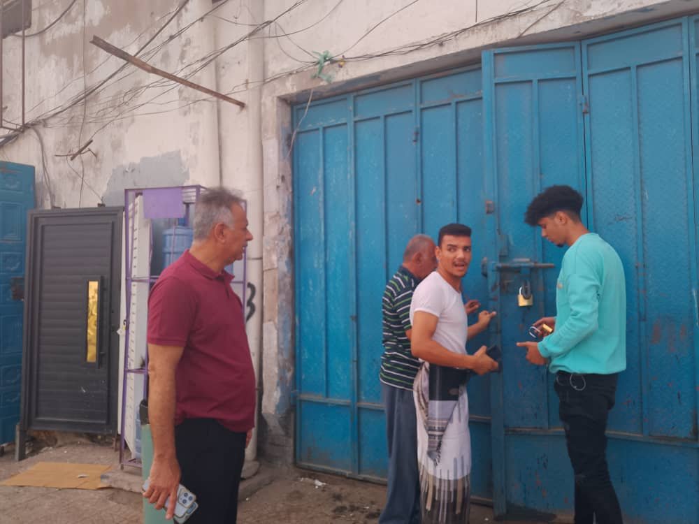 اغلاق عدد من المحلات والافران المخالفة للأسعار والاوزان في المعلا