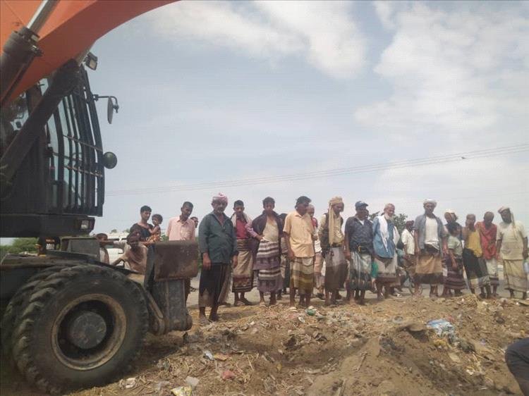 بمشاركة الأهالي.. مؤسسة المياه في أبين تعمل على إعادة المياه لمنطقة المخزن بمديرية خنفر