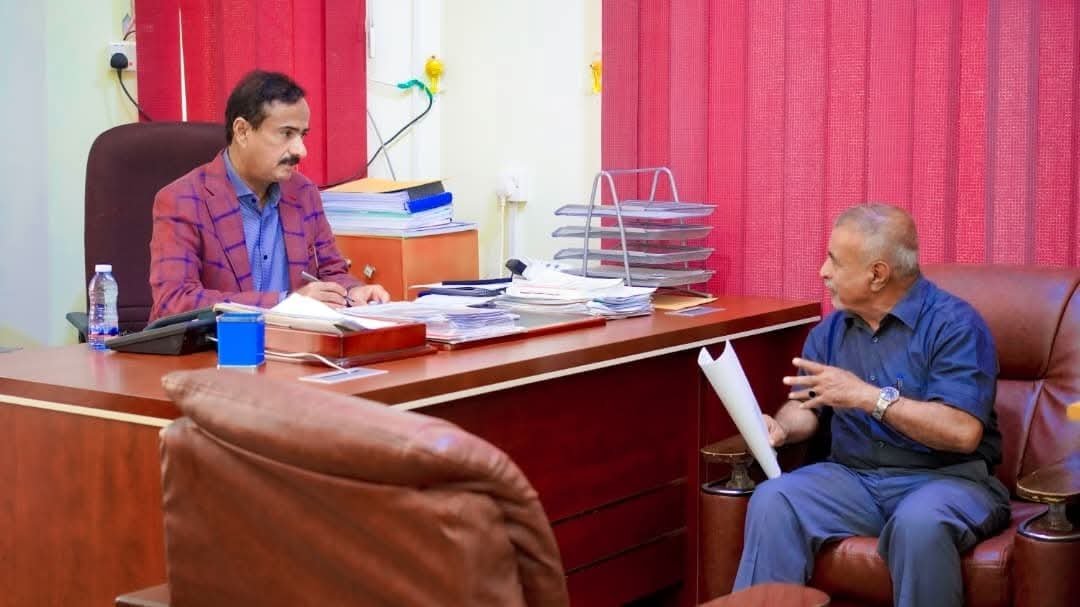 المحافظ بن الوزير يبحث مع مدير شركة النفط آليات خفض الأسعار بما يتماشى مع الإجراءات الحكومية