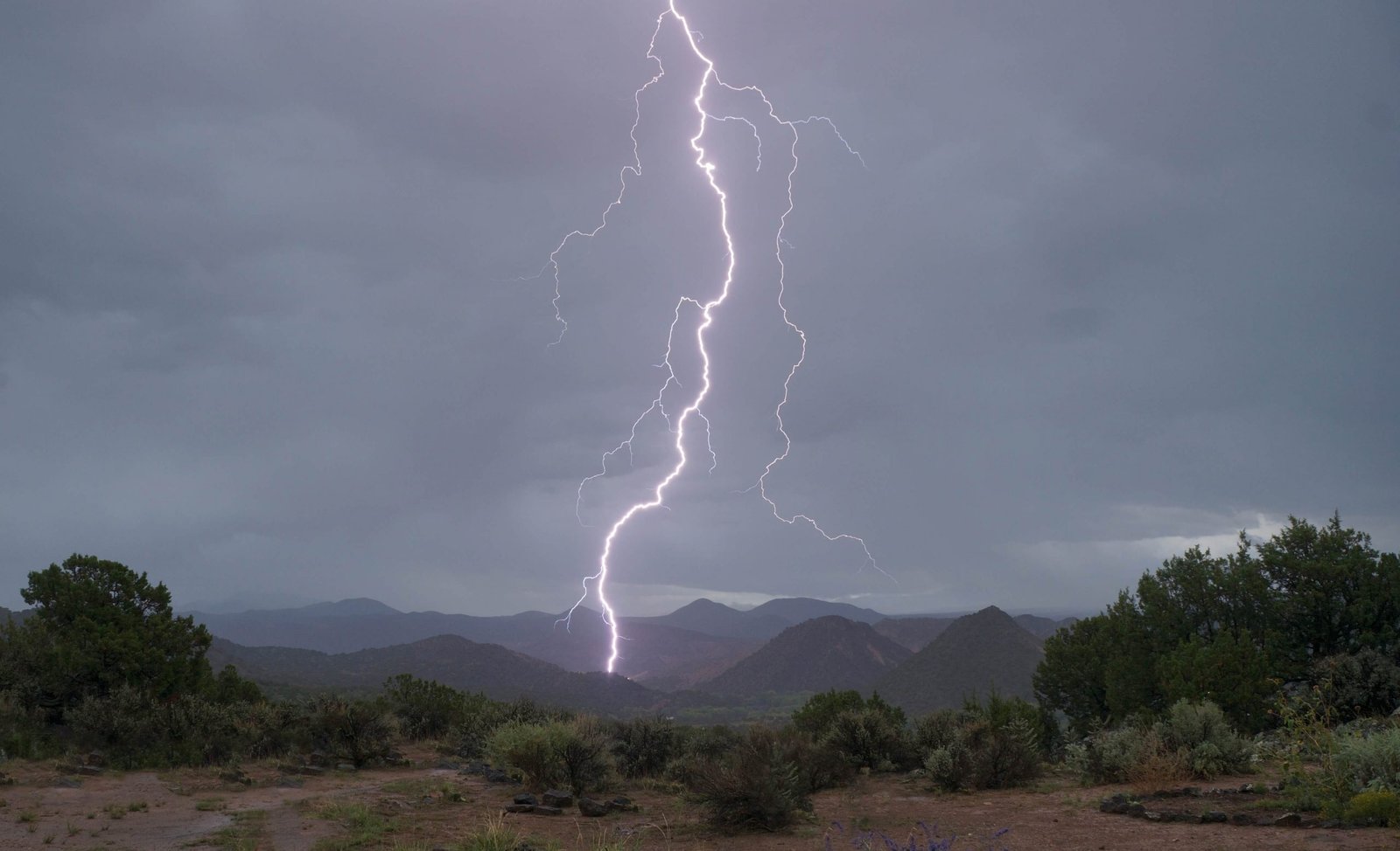 الأرصاد تتوقّع أمطاراً رعدية بأنحاء مختلفة وطقساً حاراً بالمناطق الساحلية والصحراوية