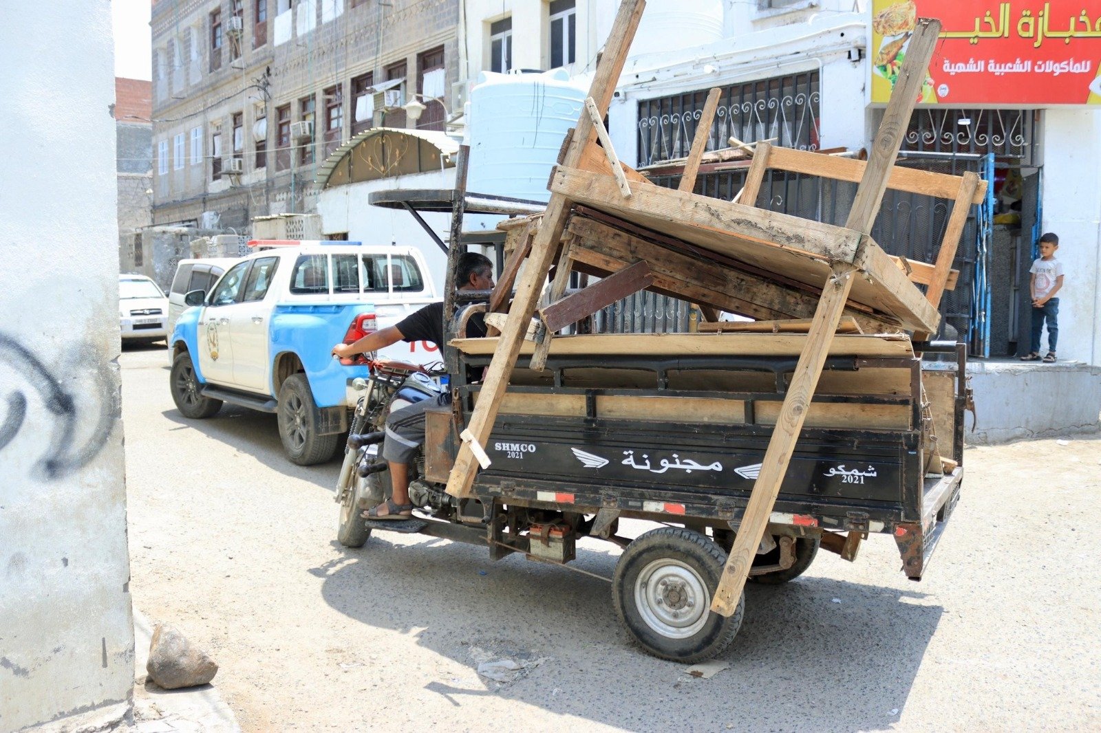 بدء حملة نقل باعة القات من وسط الأحياء السكنية الي سوق ناصر بالمعلا