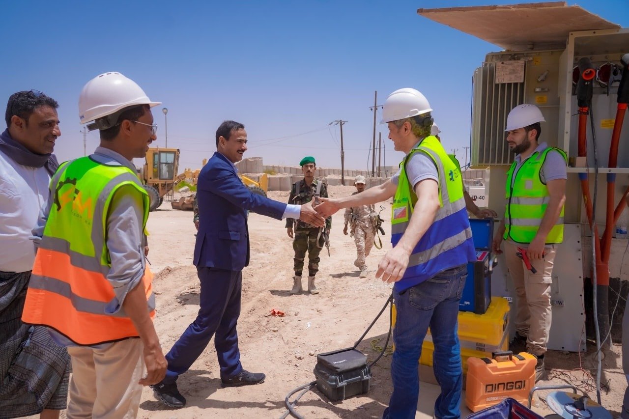 المحافظ بن الوزير يطلع على مستوى التجهيزات الفنية بمحطة كهرباء عتق، وخطة توزيع توليد الطاقة الشمسية