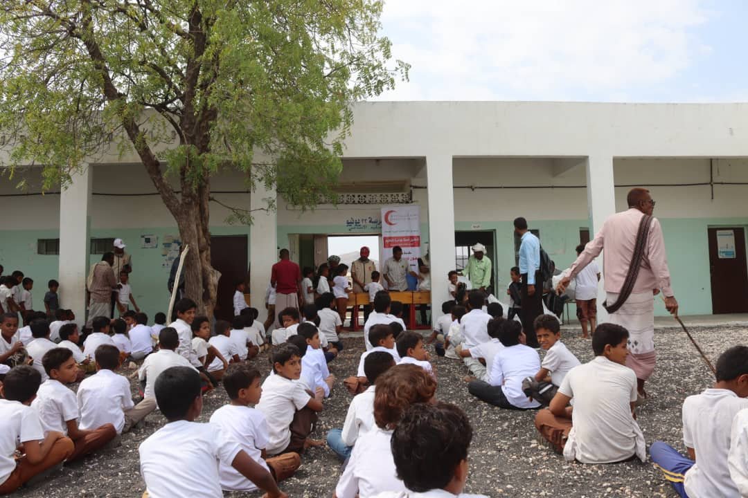 برعاية قائد ألوية الدعم والإسناد بمحور أبين وبدعم الهلال الأحمر الإماراتي.. تدشين توزيع الحقيبة المدرسية على طلاب المدارس في مديرية المحفد بأبين برعاية قائد ألوية الدعم والإسناد بمحور أبين وبدعم الهلال الأحمر الإماراتي.. تدشين توزيع الحقيبة المدرسية على طلاب المدارس في مديرية المحفد بأبين