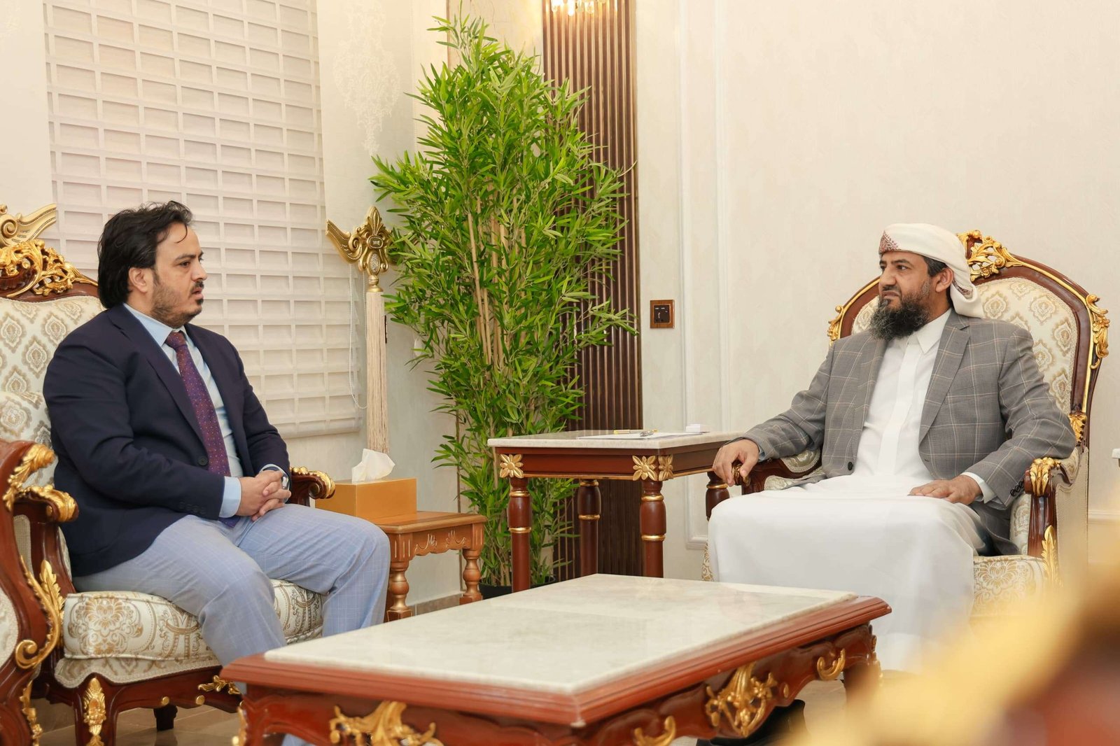 المحرّمي يناقش مع وزير الكهرباء جهود تطوير الخدمة ويشيد بالدعم الإماراتي لمشاريع الطاقة المتجددة