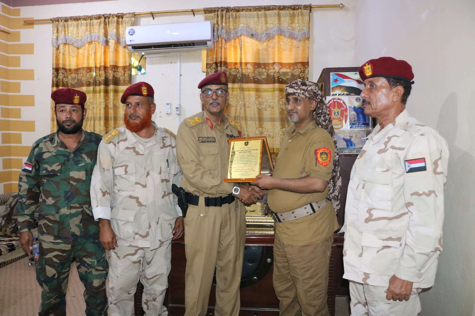 العميد بن سلم يكرم قائد اللواء الرابع حزم تقديراً لمواقفه البطولية في مواجهة كارثة السيول