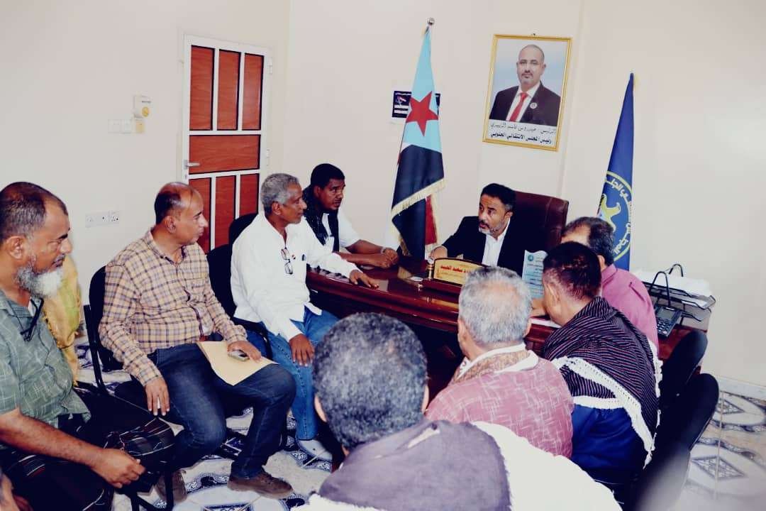 رئيس تنفيذية انتقالي أبين يلتقي بمدير عام مكتب النقل ورئيس اللجنة النقابية لسائقي الأجرة بالمحافظة