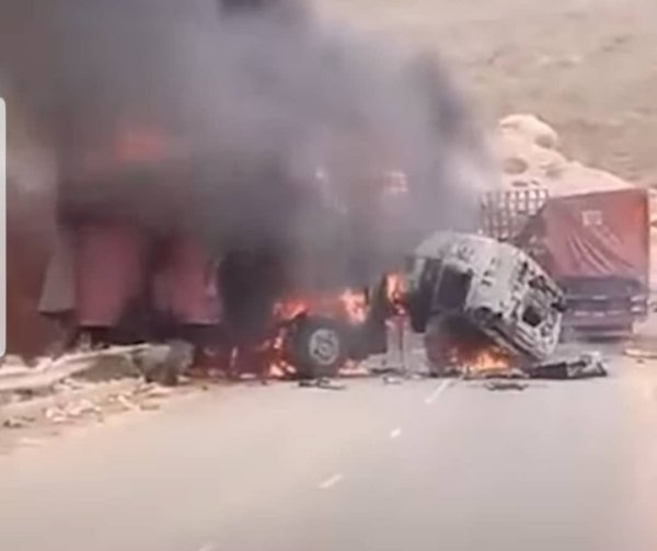 حادث مروع على طريق المهرة يودي بحياة سائق ويتسبب بخسائر بملايين الريالات