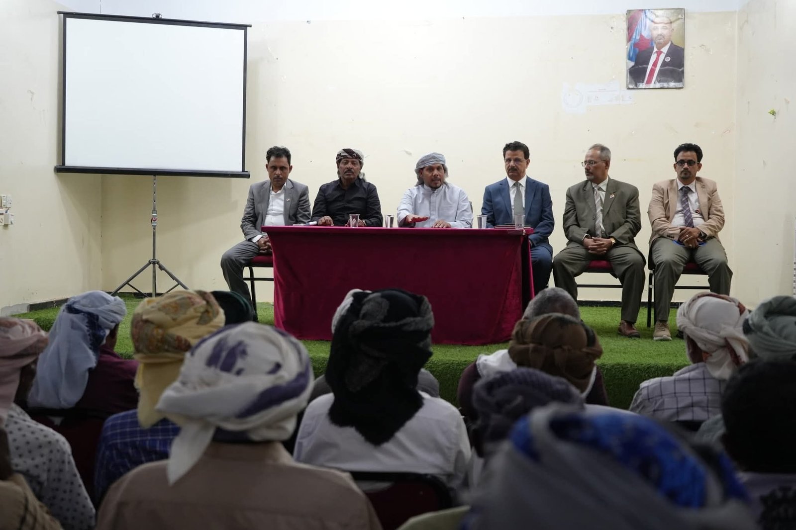 محافظ سقطرى يعقد اجتماعاً مع مشائخ المراكز لتعزيز الدور المجتمعي في ضبط الأسعار