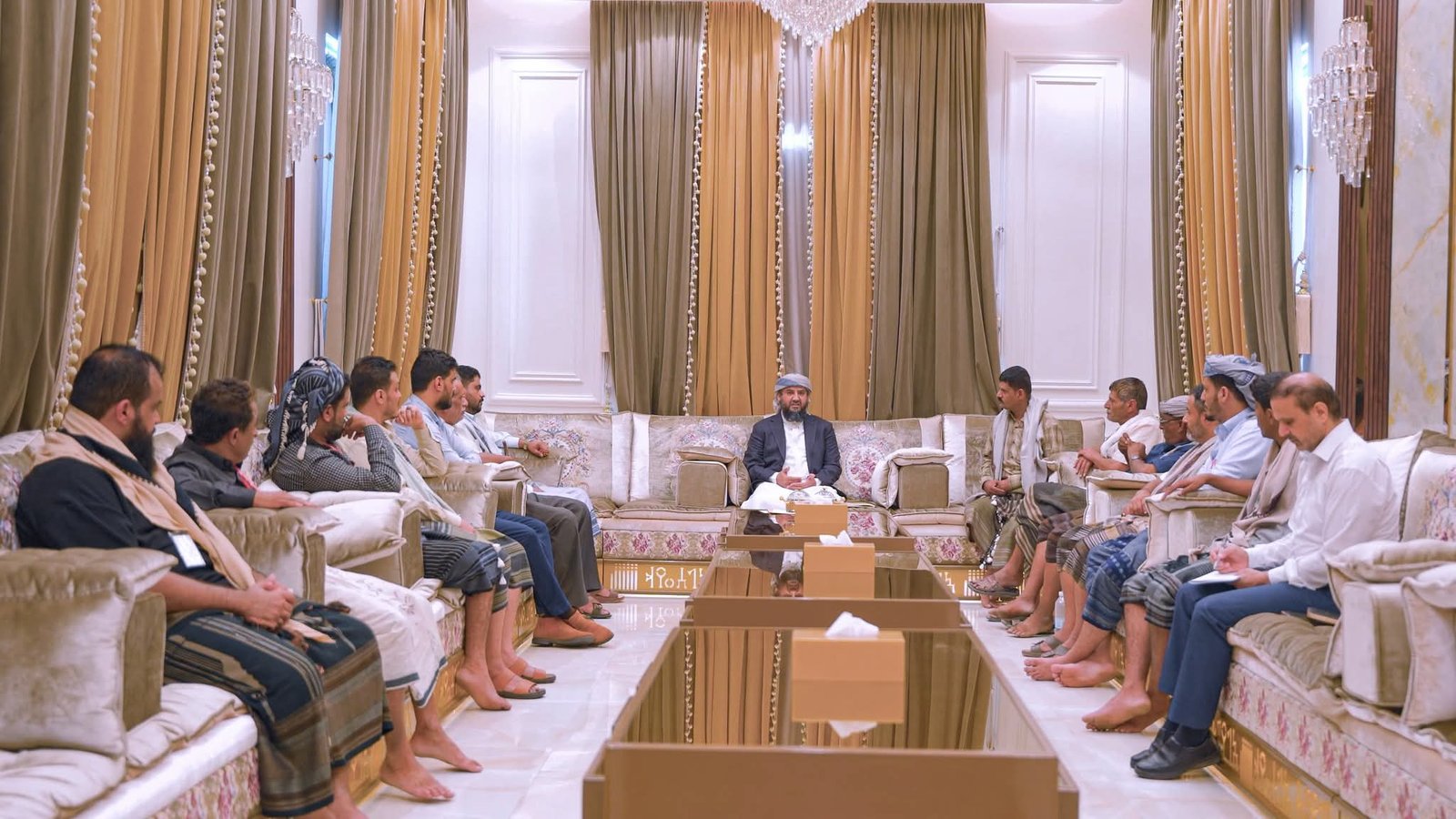 المحرّمي يعقد لقاءً بأسرة المختطف “عشال” وعدد من وجهاء الجعادنة لمناقشة مستجدات القضية