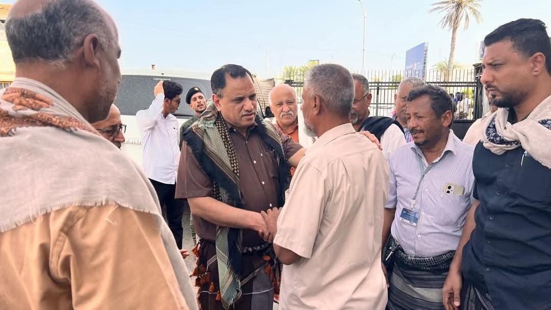 الوزير السقطري يستقبل جثمان الفقيد علان ويشارك في تشييعه ويعزي أسرته الوزير السقطري يستقبل جثمان الفقيد علان ويشارك في تشييعه ويعزي أسرته