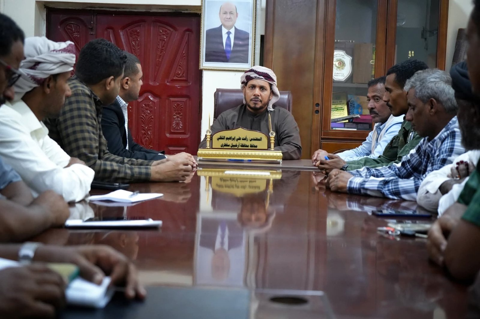 محافظ سقطرى يترأس اجتماع اللجنة الرئيسية للأسعار ويؤكد على تعزيز الرقابة في الأسواق