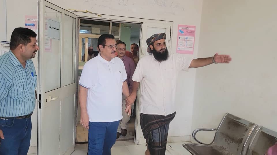 الممول من السلطة المحلية بالمديرية..  *مدير عام المنصورة يسلم مشروع “إعادة تأهيل مستشفى خليفة الجراحي” للجهة المنفذة*