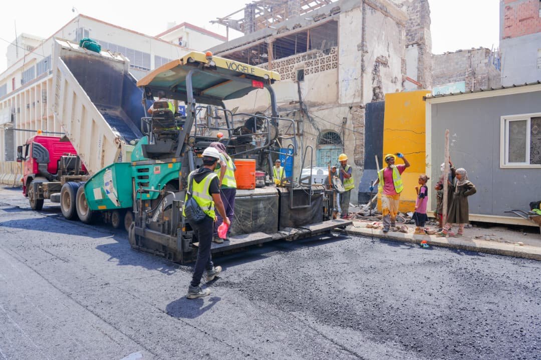 بدء أعمال سفلتة خط البنك المركزي في مديرية صيرة بعدن بدء أعمال سفلتة خط البنك المركزي في مديرية صيرة بعدن