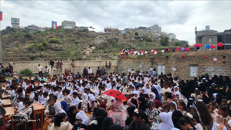 مدرسة الشهيد فضل حمزه -الذراحن – المفلحي تكرم ابنائها وبناتها المتفوقين