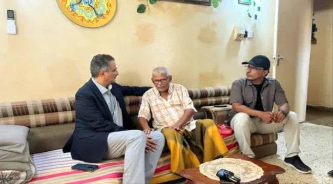 لملس يطمئن على صحة الموسيقار أحمد بن غودل