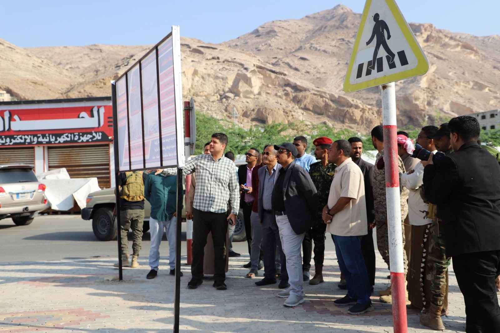 محافظ حضرموت يتفقد سير العمل في مشاريع تحسين وتجميل شوارع وأحياء مدينة المكلا