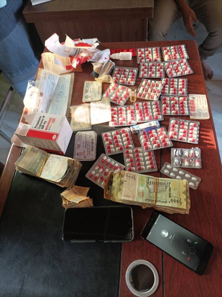 أمن العاصمة عدن يلقي القبض على شخصين بحوزتهما حبوب مخدرة في بئر فضل