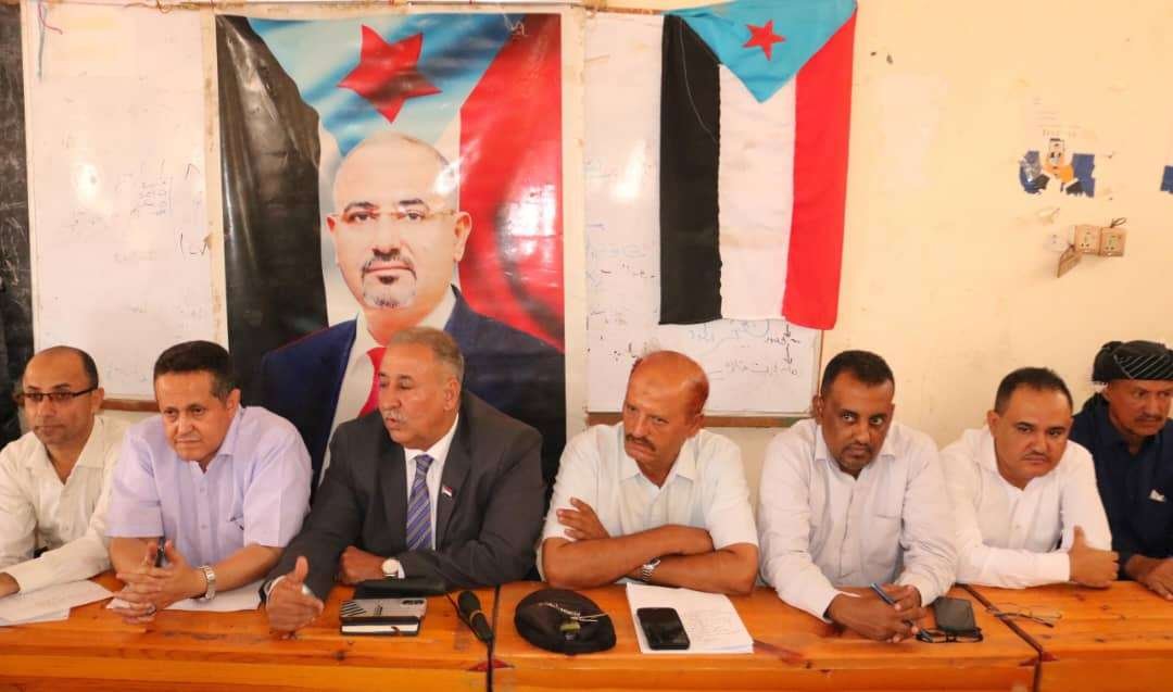 فريق التوجيه والرقابة الرئاسي يعقد لقاءً مشتركًا مع قيادتي الانتقالي والسلطة المحلية في حالمين