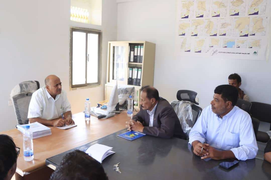 فريق التوجيه والرقابة الرئاسي يتفقد فرع الجهاز المركزي للإحصاء بمحافظة شبوة