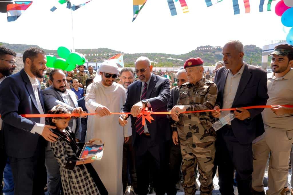 الرئيس الزُبيدي يفتتح مجمعي الشيخ محمد بن زايد التربويين في مديريتي الأزارق وجحاف بالضالع الرئيس الزُبيدي يفتتح مجمعي الشيخ محمد بن زايد التربويين في مديريتي الأزارق وجحاف بالضالع