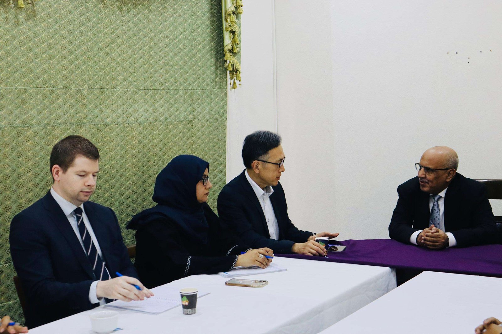 الكثيري يبحث مع وفد المبعوث الأممي مستجدات العملية السياسية وجهود إحلال السلام في بلادنا