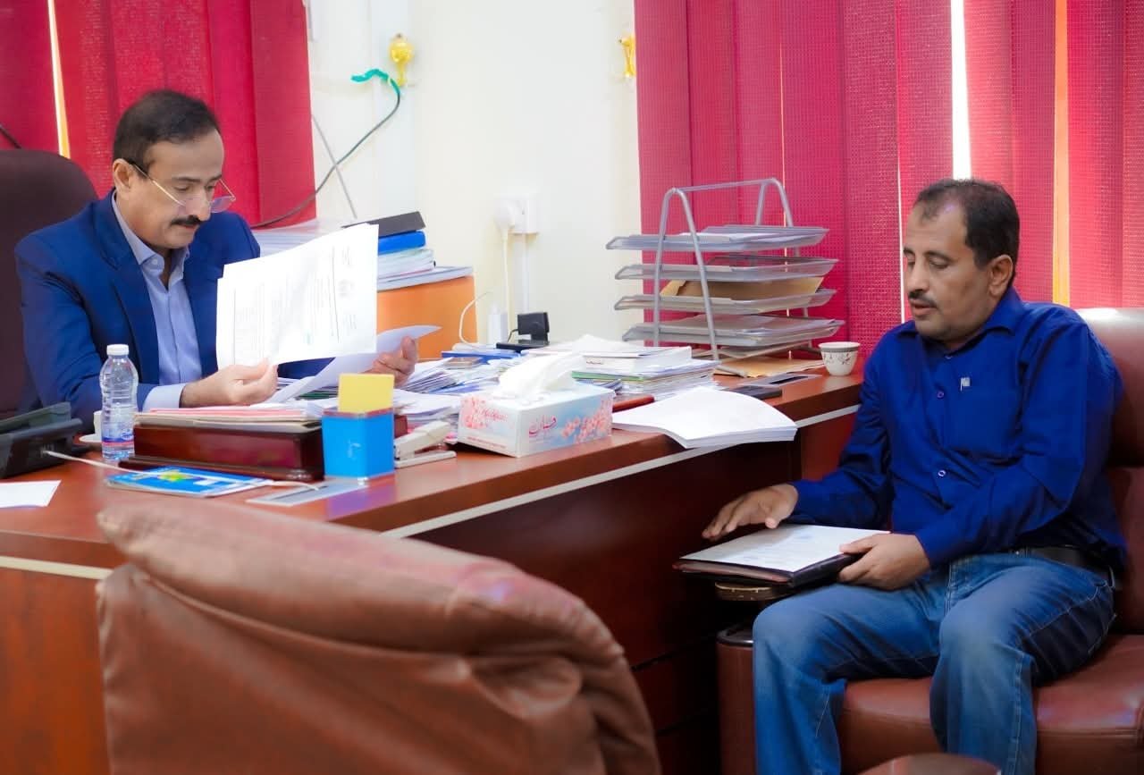 المحافظ بن الوزير يناقش مع مدير عام مياه الريف مشاريع المياه وتعزيز الأمن المائي في شبوة المحافظ بن الوزير يناقش مع مدير عام مياه الريف مشاريع المياه وتعزيز الأمن المائي في شبوة