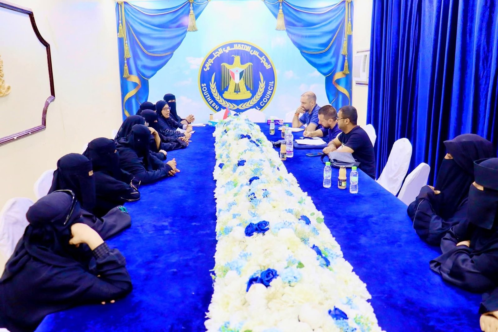 المعهد الأوروبي للسلام يطلع على الاعتداءات التي تعرضت لها أمهات وذوي شهداء الجنوب في وقفتهن السلمية بالمكلا المعهد الأوروبي للسلام يطلع على الاعتداءات التي تعرضت لها أمهات وذوي شهداء الجنوب في وقفتهن السلمية بالمكلا